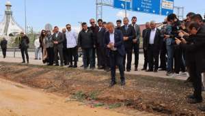 İYİ Partili Olgun AFRAY’a çiçek bıraktı