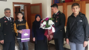 Jandarmalar şehir annelerin anneler gününü kutladı