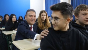 Başkan Böcek, Gençliğinde Çift Sürdüğü Bahçede Öğrencilerle Buluştu