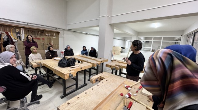 Kadınlar Ahşap Tasarımıyla Ekonomiye Katkı Sağlıyor