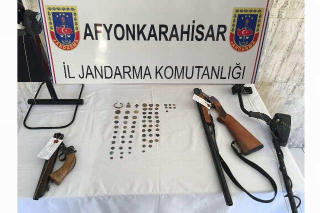 69 Parça Tarihi Eseri Satamadan Jandarmaya Yakalandılar
