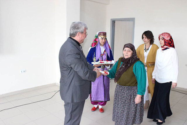 75 yaşındaki kursiyere sertifika