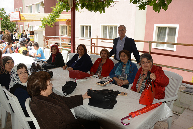 Acar, huzurevindeki annelerin günün kutladı