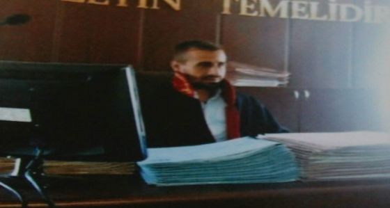 Adliyede çektirdiği bu fotoğraf başına bela oldu
