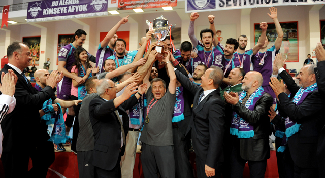 Afyon Belediyespor’un kupasını Vali Güner verdi
