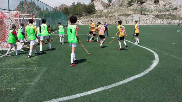 Afyon’da ilk kez okullar arası çim hokeyi maçları yapıldı