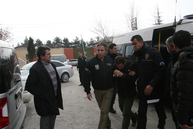 Afyon’daki Deaş Operasyonunda 3 Kişi Tutuklandı