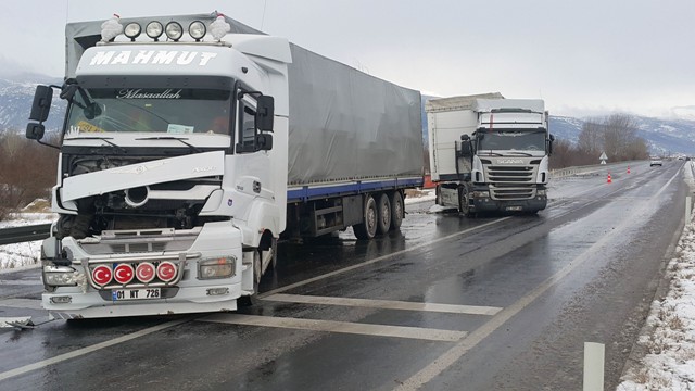 Afyon-Konya yolunda iki tır çarpıştı: 1 yaralı