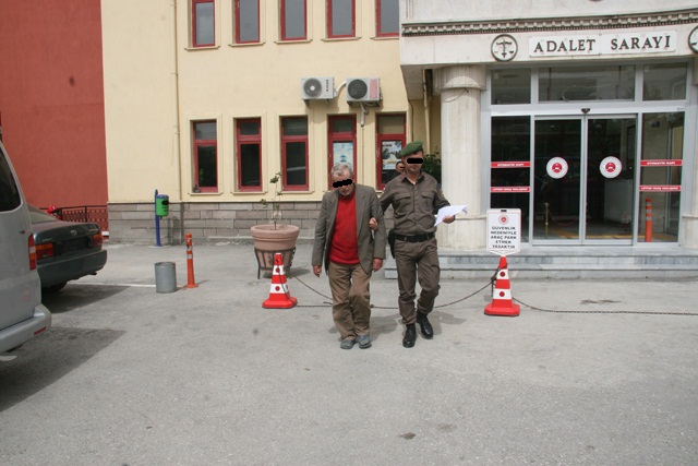 Afyon'da 59 Yaşındaki adam erkek çocuklarına cinsel istismardan tutuklandı