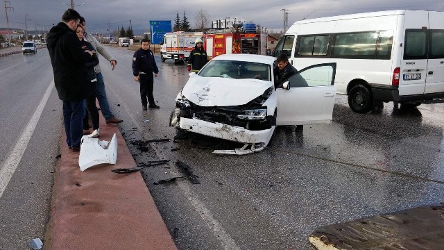 Afyonkarahisar’da Trafik Kazası: 3 Yaralı