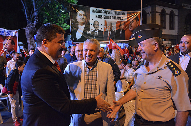 Afyonkarahisar halkı 7’den 77’ye demokrasi nöbetinde