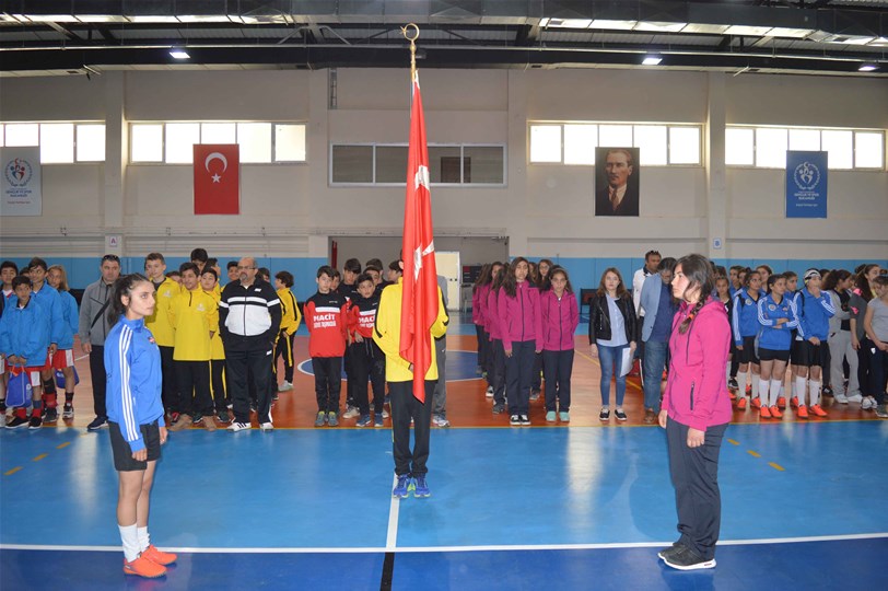 Afyonkarahisar’ın ev sahipliğinde Okul Sporları Yıldız Kız – Erkek Grup müsabakaları başladı.