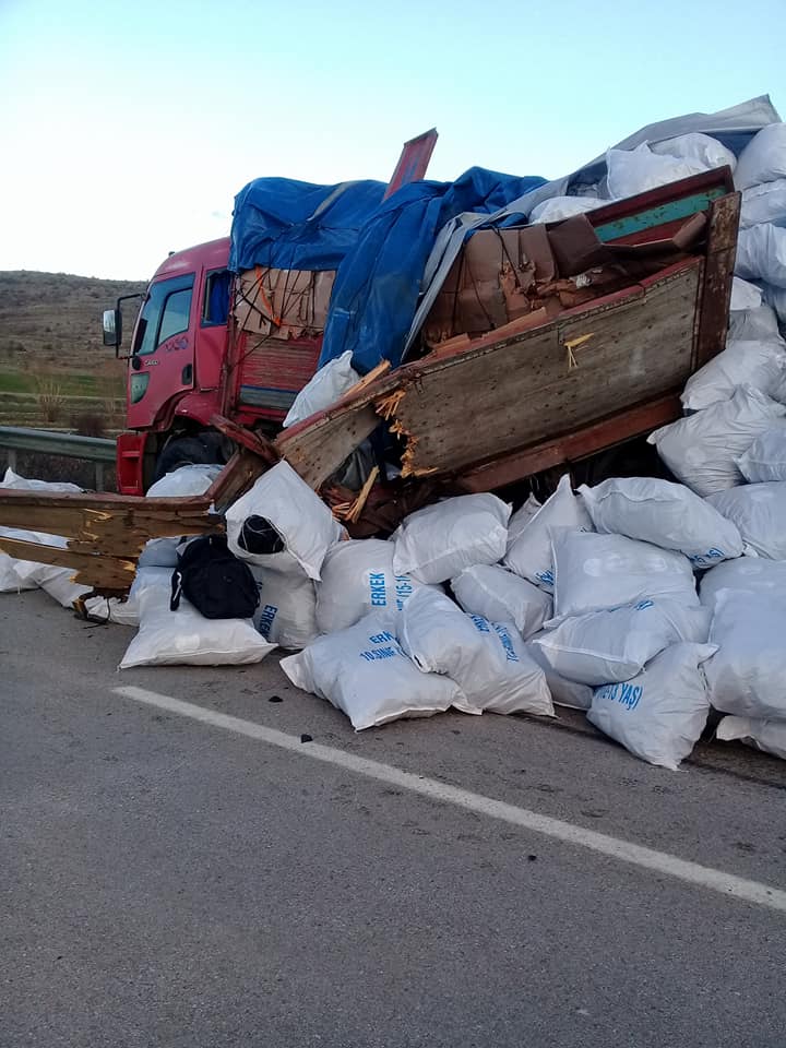Afyonkarahisar - Sandıklı yolunda tır devrildi kamyona arkadan çarptı çok sayıda ölü ve yaralı