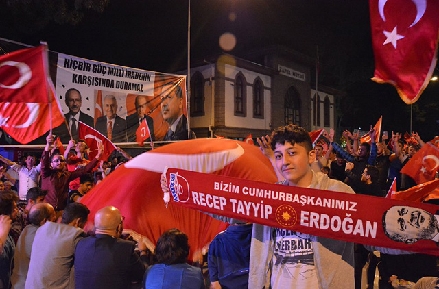 Afyonkarahisarlı demokrasisine sahip çıkıyor