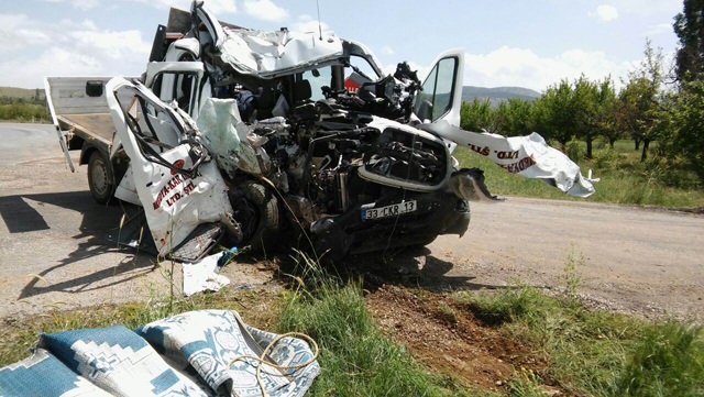 Ahırlı’da kamyonet takla attı: 1 ölü, 3 yaralı