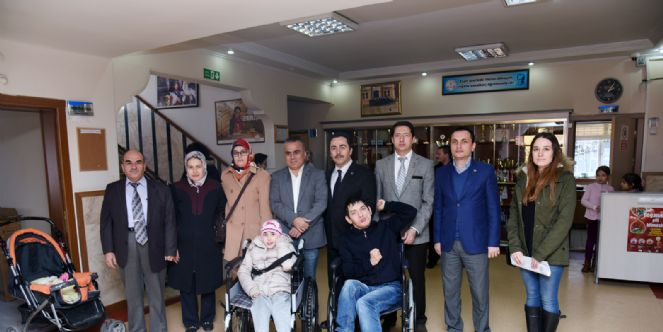 Ahmet Yesevi Öğrencilerinden Mavi kapak hamlesi 2 engelliyi hayata bağladı umut