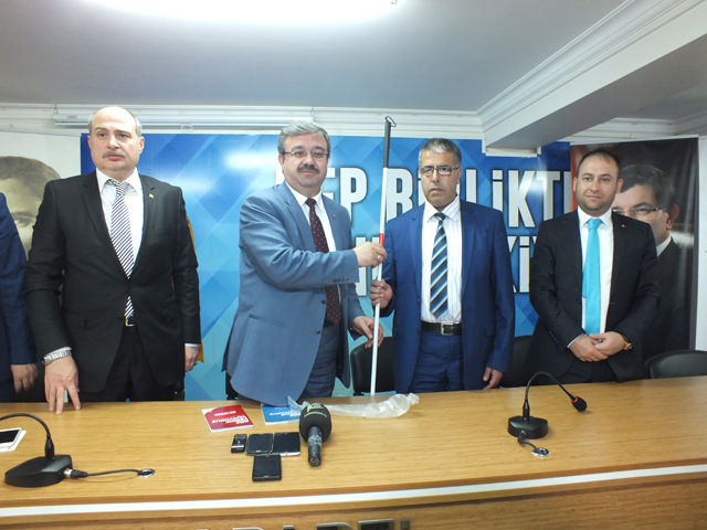 AK Parti’den engellilere 100 beyaz baston hediye