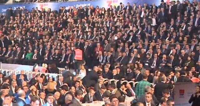 AK Parti heyeti salonu terk etti