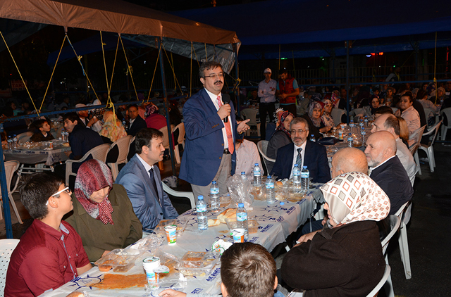 AK Parti iftarına halktan yoğun ilgi