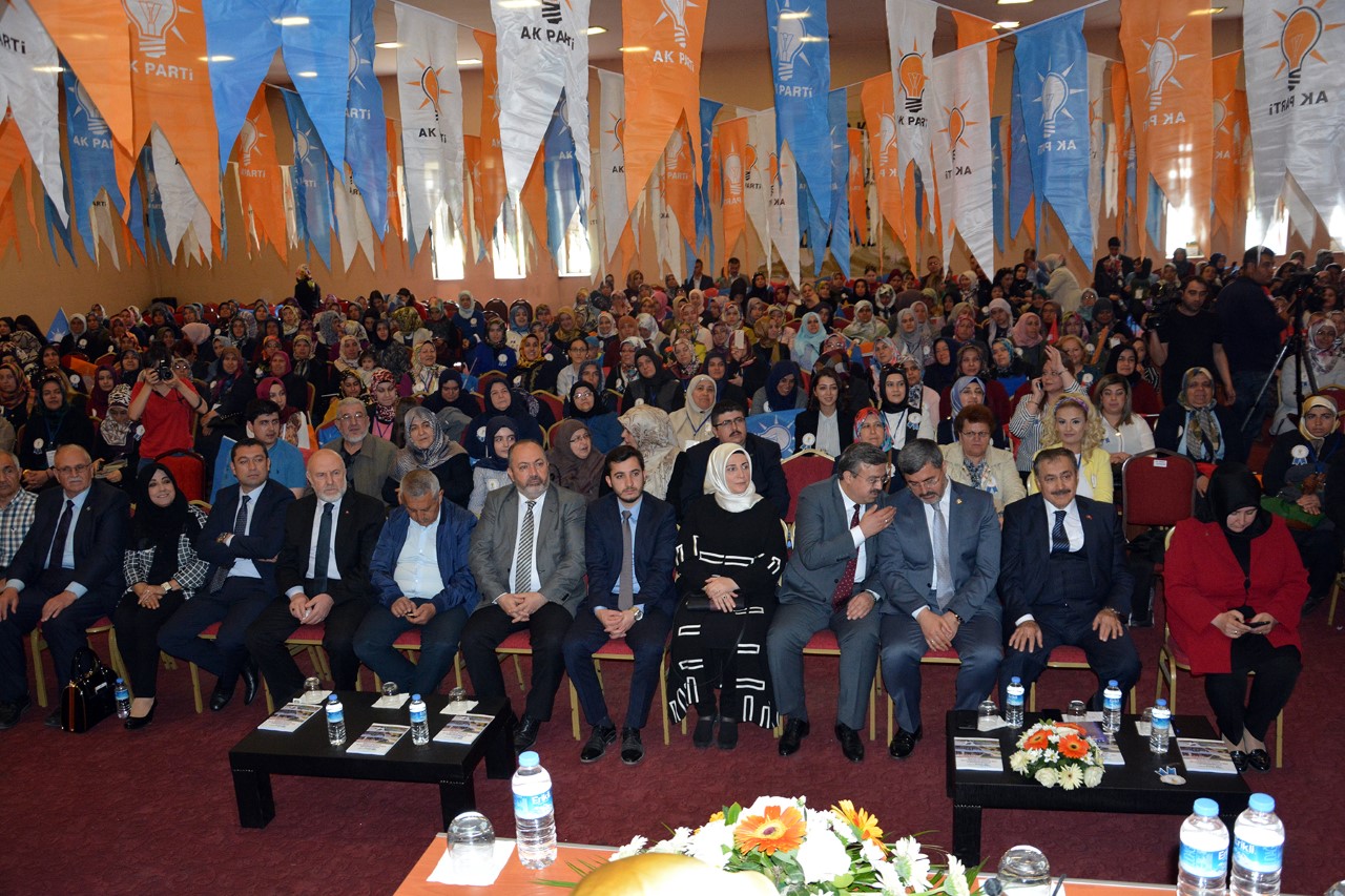 AK Parti Kadın Kolları Başkanı Ertürk güven tazeledi
