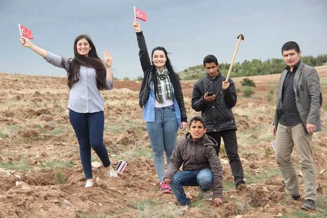 AK Parti’li gençlerden kimsesiz çocuklara 23 Nisan sürprizi