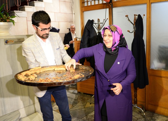 Ak Parti'li Vekilden Gazetecilere Afyon Böreği İkramı