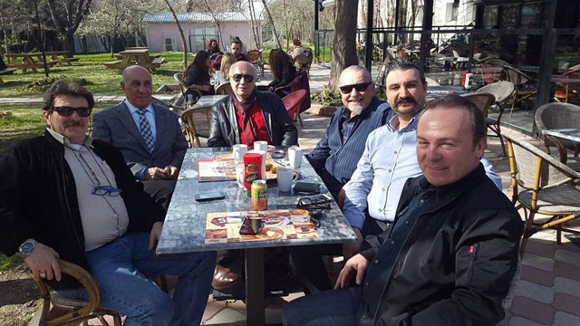 Akkuş, eski dostlarıyla yan yana