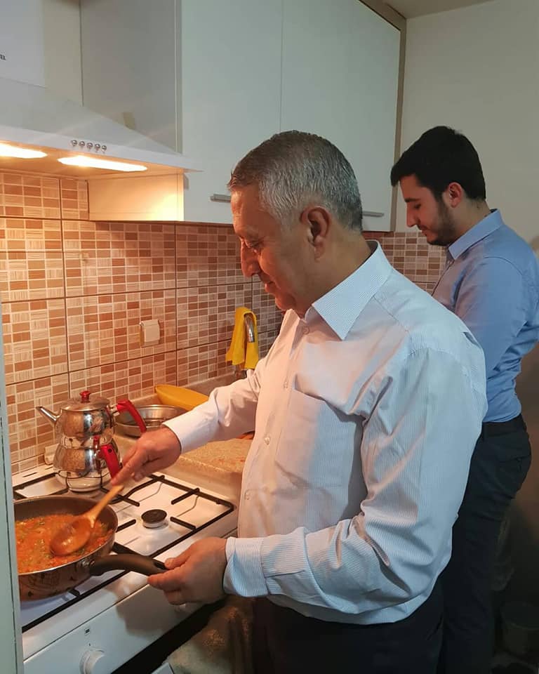 Akparti Başkan adayı Zeybek Öğrenci evinde menemen yaptı