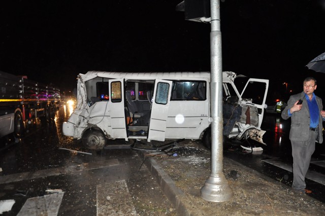 Akşehir’de minibüs tırla çarpıştı: 16 yaralı