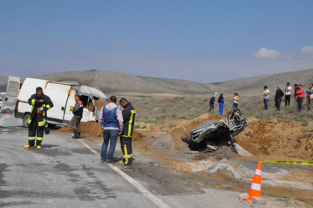 Akşehir’de minibüsle otomobil çarpıştı: 2 ölü, 1 yaralı