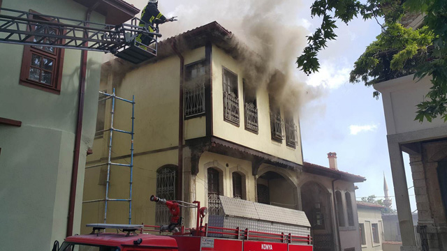 Akşehir’de tarihi sokakta ev yangını