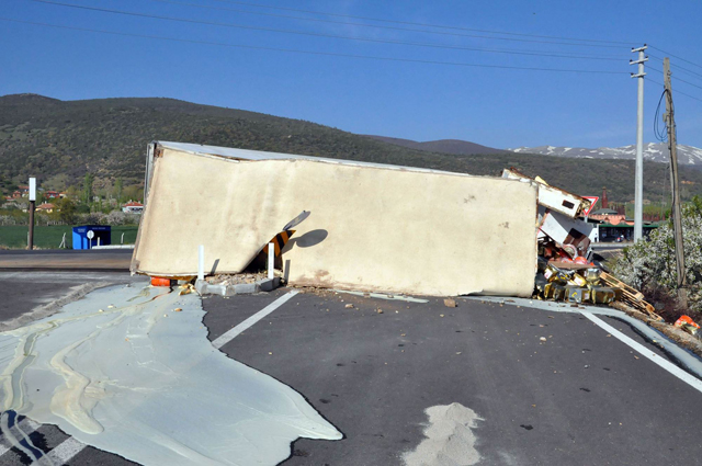 Akşehir’de yağ yüklü tanker devrildi: 1 yaralı