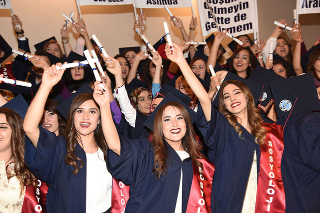 AKÜ’den mezun olan sosyologlar mesleğe uğurlandı