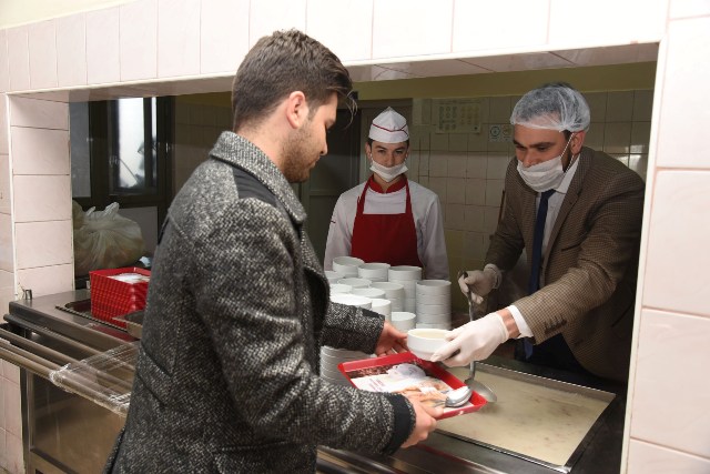 AKÜ Öğrenci Konseyi’nden öğrencilere çorba servisi