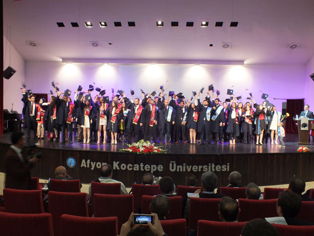 AKÜ'de öğrenciler mezuniyeti kutladı
