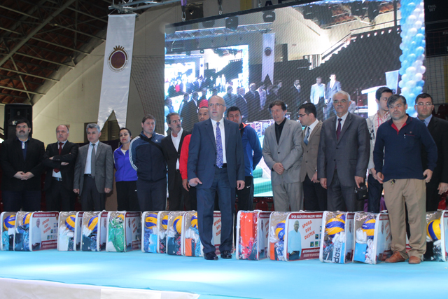 Amatör spor kulüplerine malzeme yardımı yapıldı