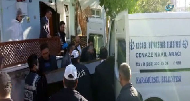 Annesinin başını keserek öldürdü