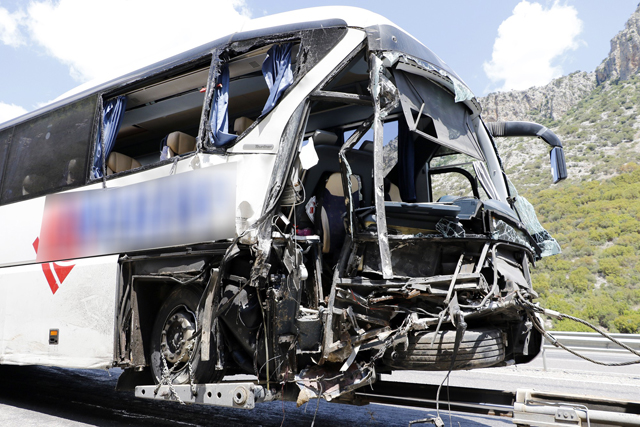 Antalya'da otobüs kayalıklara çarptı: 2 ölü, 10 yaralı