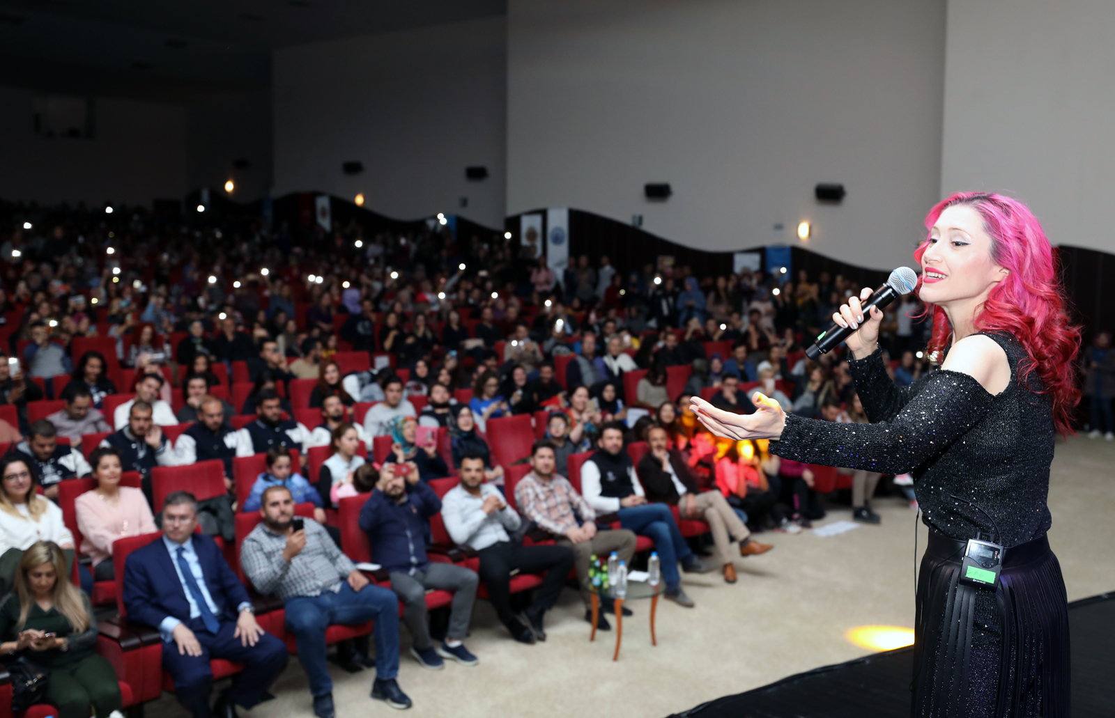  Aslı Güngör AKM'yi salladı