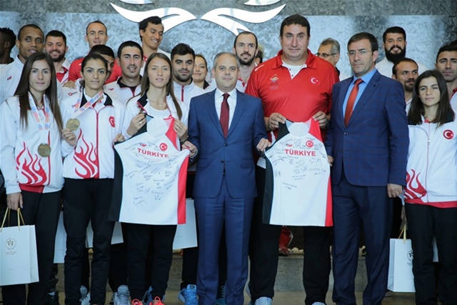 ATLETİZM MİLLİ TAKIMI BAKAN KILIÇ’LA GÖRÜŞTÜ