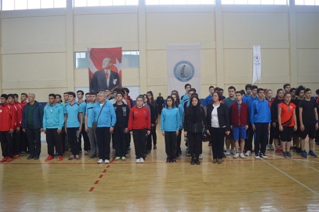  Badminton gençler grup müsabakaları başladı