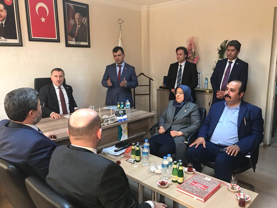 Bakan Bak Emirdağ’da Akparti ilçe başkanı Koyuncu’dan bilgi aldı
