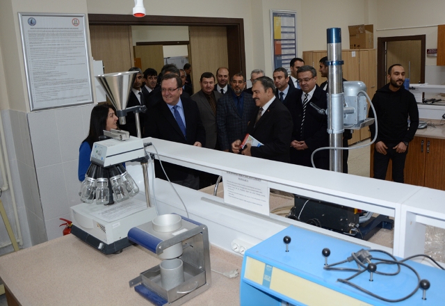 Bakan Eroğlu, laboratuvar inceledi
