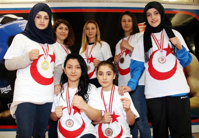 Bakan Kılıç, dereceye giren sporcuları kutladı