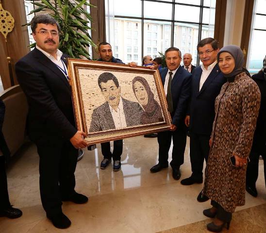Başbakan’a resminin işlendiği mermer tablo hediye ettiler