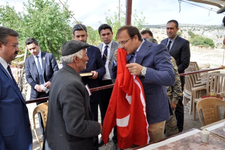 Başbakan Yardımcısı Çavuşoğlu şehit ailelerini ziyaret etti