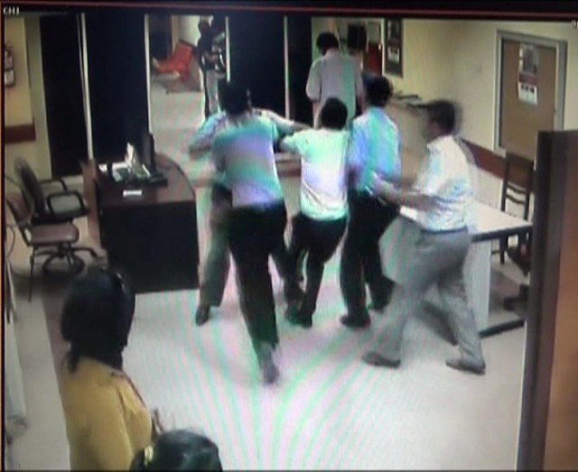 Başhekim ve yardımcısı tekme tokat dövüldü