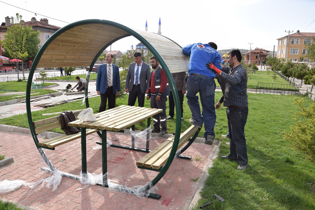 Başkan Bozkurt, parklardaki çalışmaları inceledi