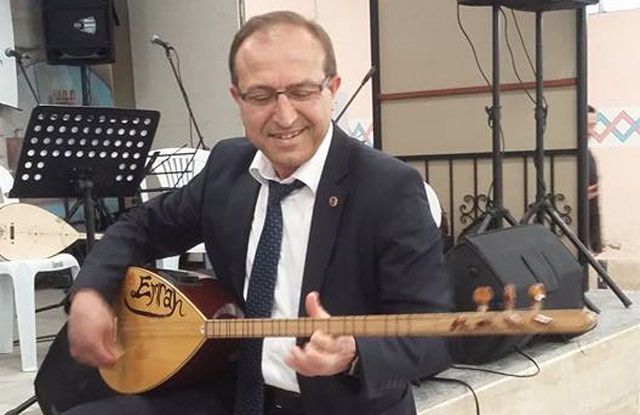 Başkan Çabuk, aldı sazı eline