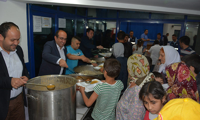 Başkan Çöl, iftarda çorba dağıttı